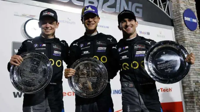 BMW M Hybrid V8 Twelve Hours of Sebring 2023 foto winnaars Nick Yelloly, Connor De Phillippi en Sheldon van der Linde