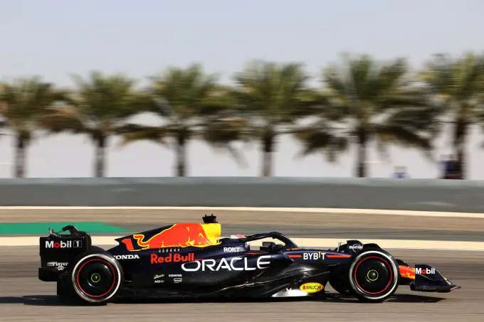 Max_Verstappen_F1_Red_Bull_actie zijkant