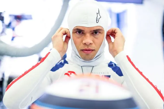 Nyck_de_Vries_portret_Bahrein