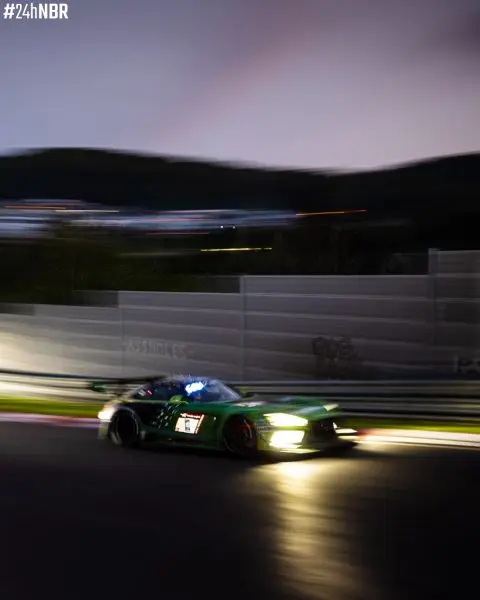 ADAC TotalEnergies 24h Nurburgring 2023 Mercedes onderweg in de  nacht