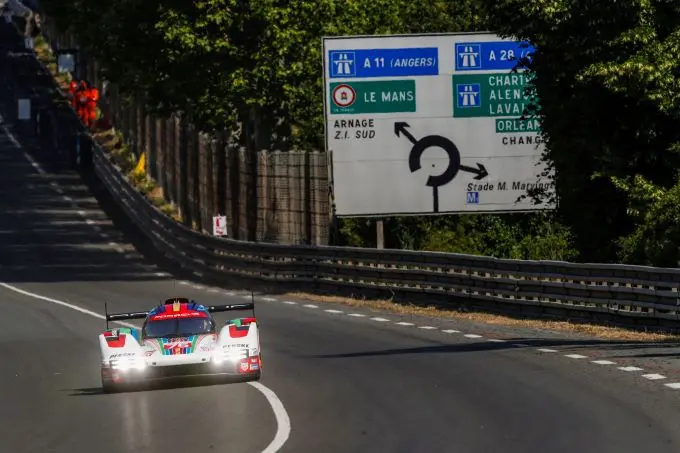 24H Le Mans 2023 #38 Hertz Team JOTA Porsche 963 foto 3