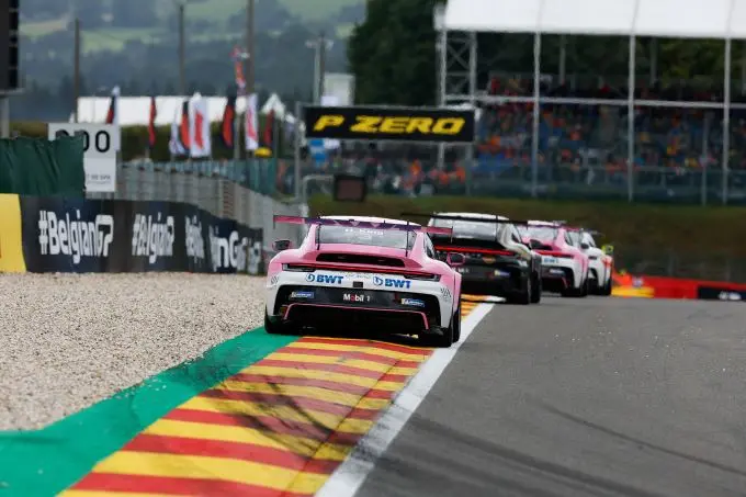 Porsche Mobil1 Supercup 2023 Spa-Francorchamps Foto 20 Harry_King_achterop