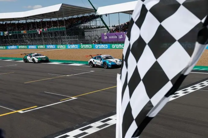 Porsche Mobil1 Supercup Silverstone Robert_de_Haan_finishvlag