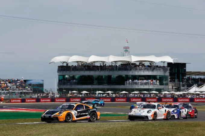 Porsche Mobil1 Supercup Silverstone Nr26 voorop