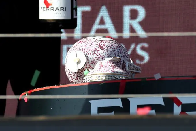 Max_Verstappen_kapotte_trofee GP Hongarije