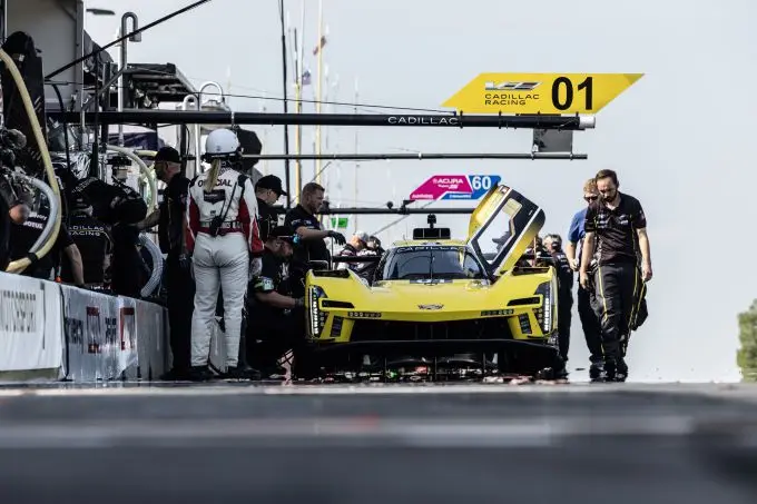 Nr01 Cadillac V-Series.R Road America Renger van der Zande foto 2 pitstop