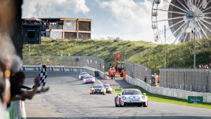 Porsche Mobil 1 Supercup CM.com Circuit Zandvoort Foto 3 Morris Schuring als winnaar over start-finish