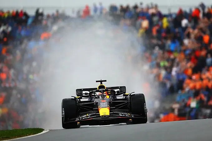 Max Verstappen op een nat CM.com Circuit Zandvoort