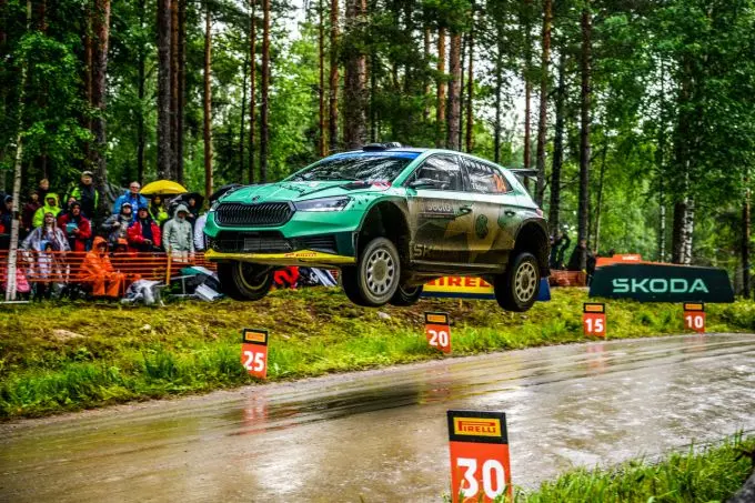 Secto Rally Finland zaterdag foto 10 jump Skoda