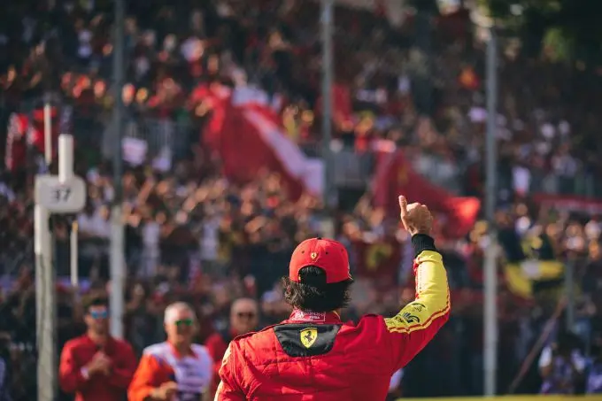 Carlos Sainz zwaait naar de tifosi F1 GP Italie Monza