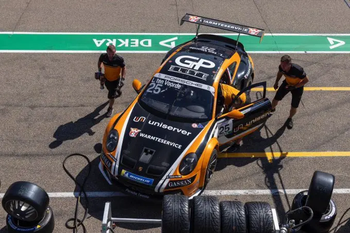 Porsche Carrera Cup Deutschland 2023 Sachsenring Larry ten Voorde bovenaanzicht pits