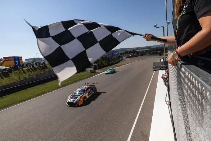 Porsche Carrera Cup Deutschland Sachsenring 2023 Larry ten Voorde als winnaar voorbij de zwart-wit geblokte finishvlag