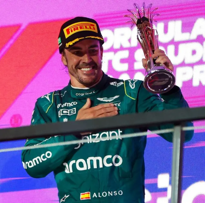 Fernando_Alonso op podium met Aston Martin