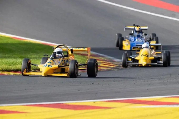 Jannik Sadolin uit Denemarken op weg om zijn eerste FFR-FOR-race in de FF 2000-klasse te winnen