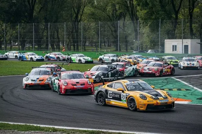 Larry-ten-Voorde-Monza-voorop Porsche Carrera Cup Italia