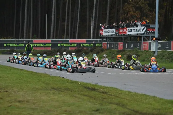 Thibeau Wolfaert start van polepositie aan kop met kart 121