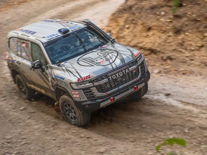 Dakar 2024 Toyota Gazoo Racing Toyota GR DKR Hilux EVO T1U serviceauto foto 1 c-caption="URL : https://www.toyota-body.co.jp/dakar/