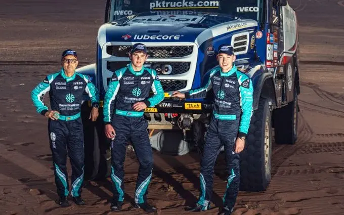 Mitchel en zijn manschappen in de Iveco Powerstar