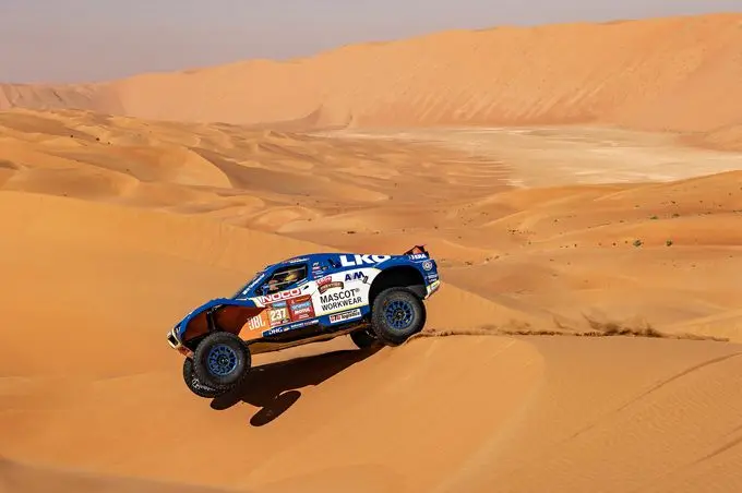 Tim en Tom overwinnen de hoge duinen van het Empty Quarter