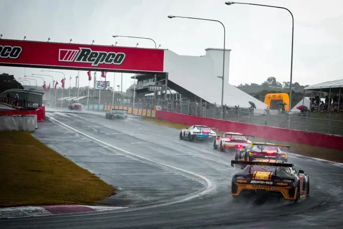 12H Bathurst startveld van achteren