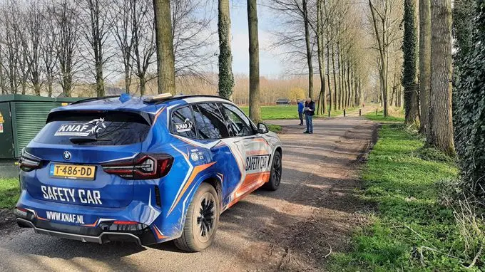 Namens Stichting ELE Rally wijzen Radboud van Hoek en Han Baggen de KNAF de weg – foto Gertjan Pleket