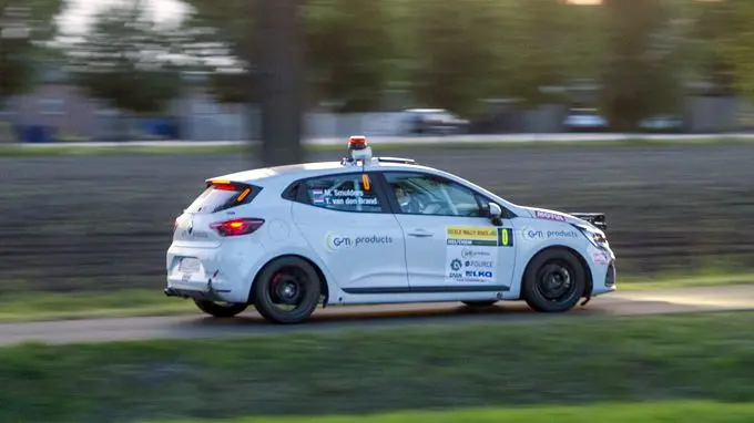 Trouwe sponsor Michael Smulders van GM Products onderweg als 0-auto op klassementsproef Sint-Oedenrode – foto Joris van Esch