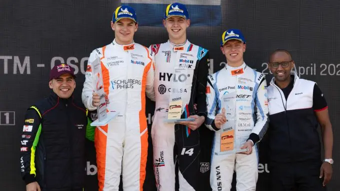 Porsche Sixt Carrera Cup Deutschland Race 3 en 4 Oschersleben Ayhancan Güven (TR/DTM-coureur en voormalig Porsche Junior), Flynt Schuring (NL), Proton Huber Competition (#16), Robert de Haan (NL), Team75 Bernhard (#14), Senna von Soelen (NL) , Target Competition (#12), Hurui Issak (D), PSCCD-Project Manager