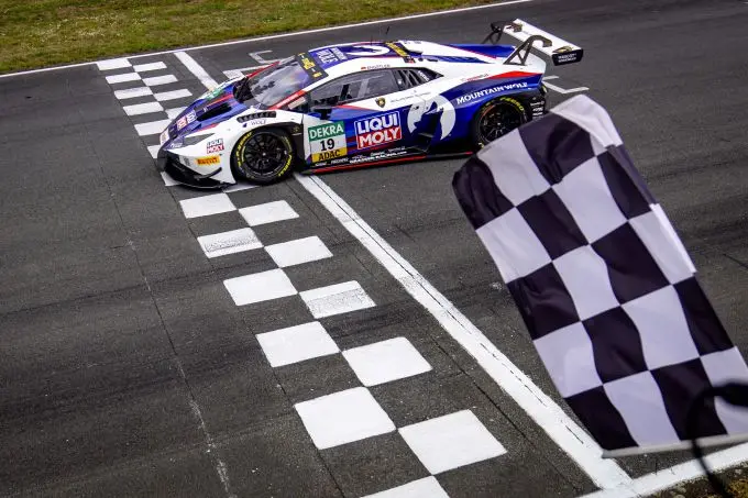 DTM Oschersleben 2024 Luca Engstler Lamborghini Team Liqui Moly by GRT winnaar Race 2 op zondag