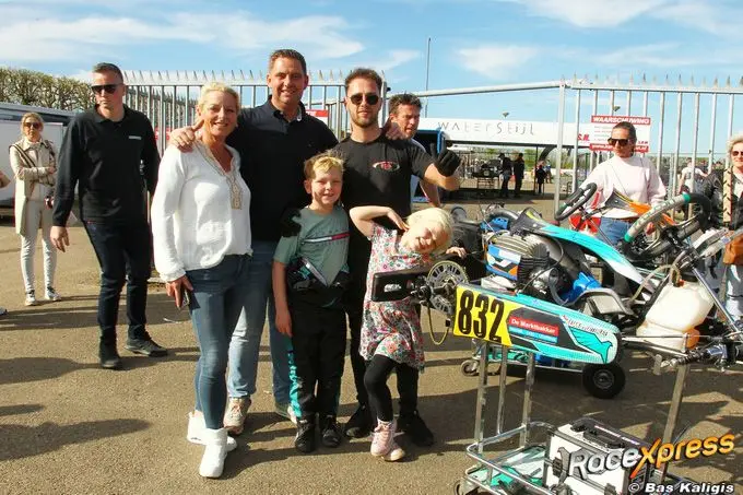 Julian van de Coterlet en familie en monteur Michael Kuiper