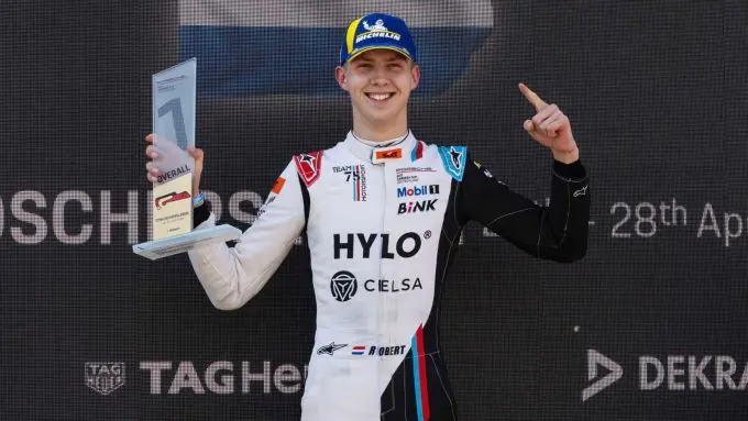 Porsche Sixt Carrera Cup Deutschland Race 3 en 4 Oschersleben Foto 2 Robert_de_Haan_NL_Team75_Bernhard_Nr14_racewinnaar_Nr1