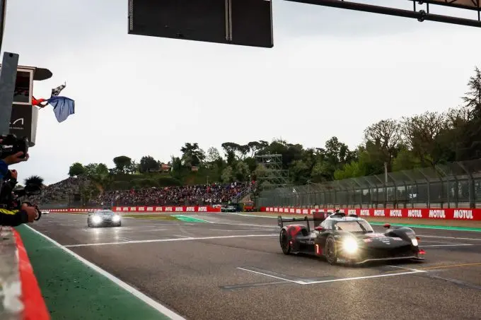 FIA WEC 6 Hours of Imola Foto 3 Toyota Nr7 finishvlag