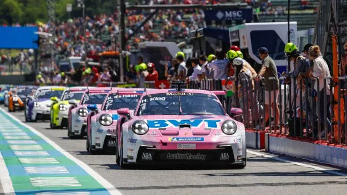 Porsche Mobil 1 Supercup in Imola Harry King gevolgd door Robert de Haan BWT Lechner Racing P2 en P3