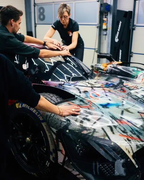 BMW M Hybrid V8-endurance Art Car by Julie Mehretu foto 4