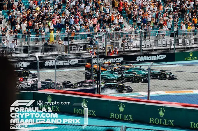 Crash Lewis Hamilton photo Formula 1 Crypto.com Miami Grand Prix