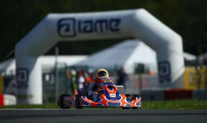 Jorn Helder als motorcoureur Valentino Rossi over het rechte stuk