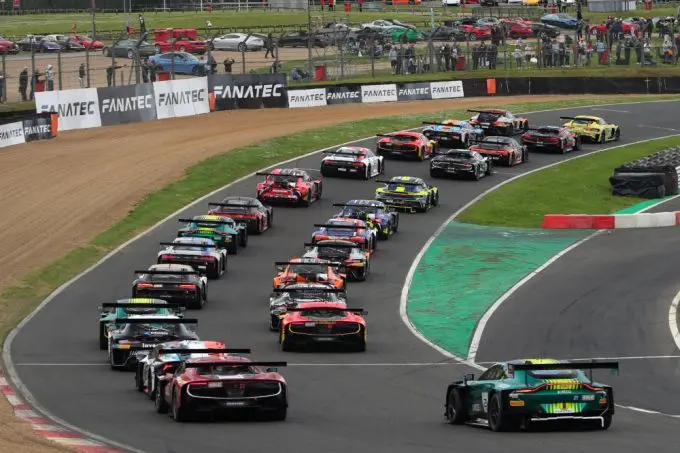 Fanatec GT World Challenge Europe Brands Hatch startveld achterzijde
