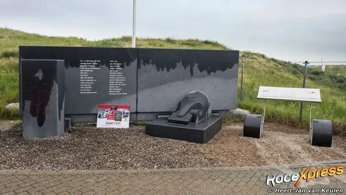 Nationaal Autosport MOnuMENT bij de hoofdingang van Circuit Zandvoort