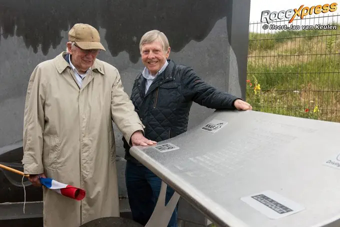 Nationaal Autosport MOnuMENT bij de hoofdingang van Circuit Zandvoort