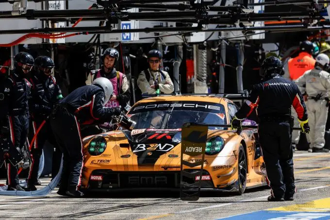 24 Uur Le Mans 2024 Morris Schuring rookie winnaar LMGT3 Porsche 911 GT3 R Foto 4