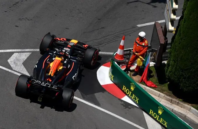Max_Verstappen_Monaco_2024_curbstones_ontwijken