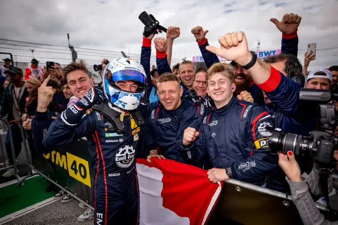 DTM Zandvoort 2024 Viering_P1_Jack_Aitken_en_Emil_Frey_Racing_teamleden