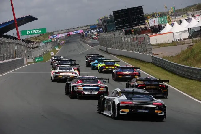 nADAC GT Masters zondagrace Zandvoort start van de race op de achterkant gezien
