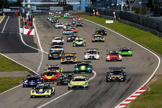 Fanatec GT World Challenge Europe Nürburgring Foto 2 start