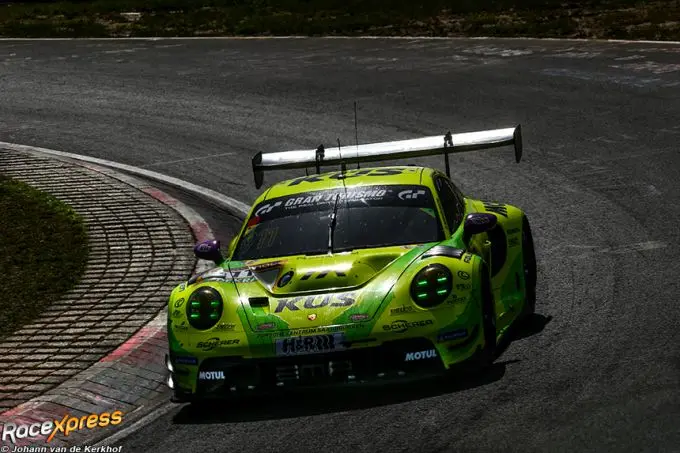 1 van de 2 Falken Porsches die betrokken waren bij de massa crash</i> <p>Na de crash volgde een onderbreking van de wedstrijd van één uur en 45 minuten. Na de herstart was het <a href=