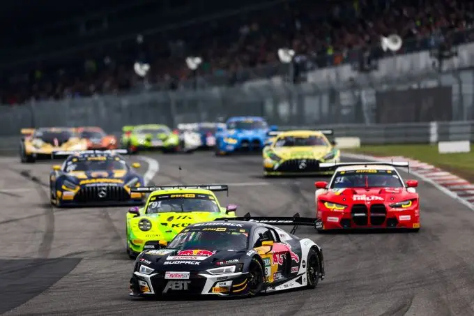 DTM-race Race 10-2024 Nürburgring Foto 5 P4 voor Kelvin van der Linde