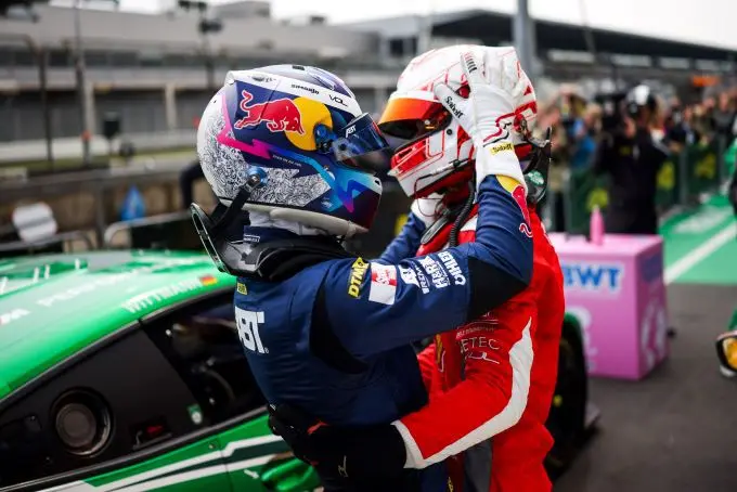 DTM-race Race 10-2024 Nürburgring Foto 7 Kelvin feliciteert broer Sheldon van der Linde