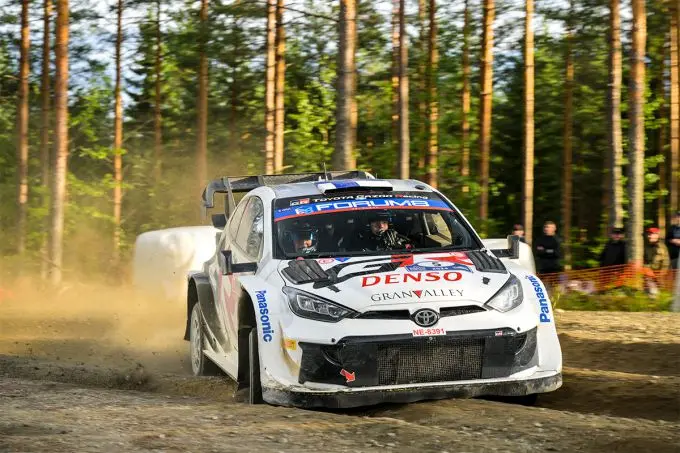 Sami Pajari en co-pilot Enni Mälkönen Foto 3 actie