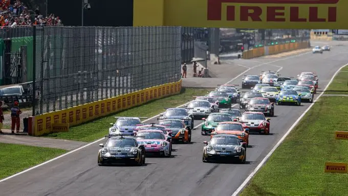 Porsche Mobil 1 Supercup finale Monza Foto 4 Startveld op weg naar 1e chicane