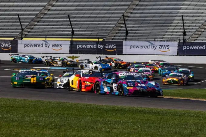 Fanatec GT World Challenge America Indianapolis 4 – 6 Oct 2024 bron Fabian Lagunas Foto 2 Loek Hartog voert veld aan