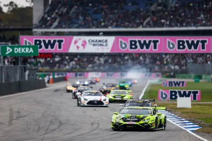 DTM-kampioen 2024 Mirko Bortolotti met Lamborghini Foto 8